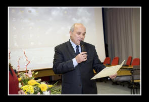 Il sindaco Caridi legge le motivazione del premio